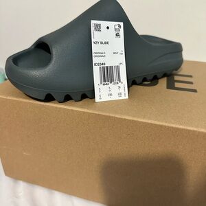 Yeezy Slides Size 5
